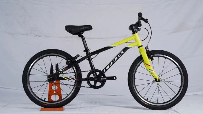 20-летний велосипед для юниоров с алюминиевой рамой, тормозом V и весом 7,5 кг. 1